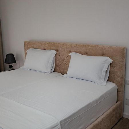 Riviera Hotel-City Center Vlorë Buitenkant foto