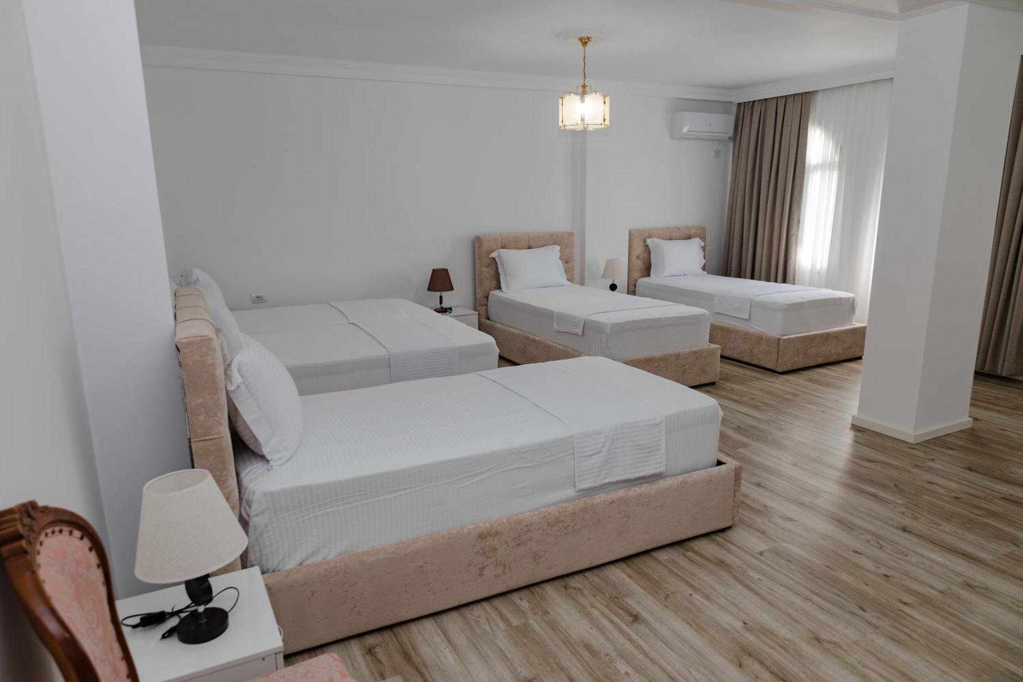 Riviera Hotel-City Center Vlorë Buitenkant foto