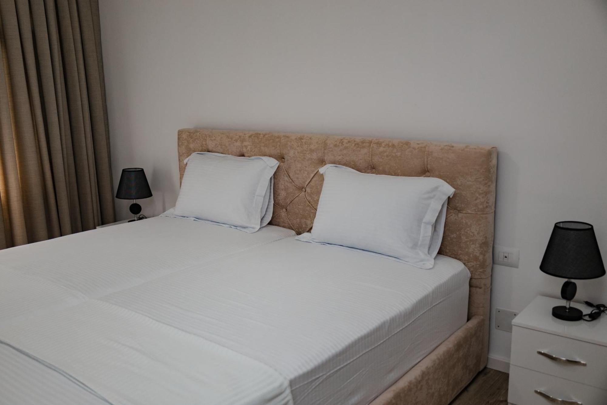 Riviera Hotel-City Center Vlorë Buitenkant foto