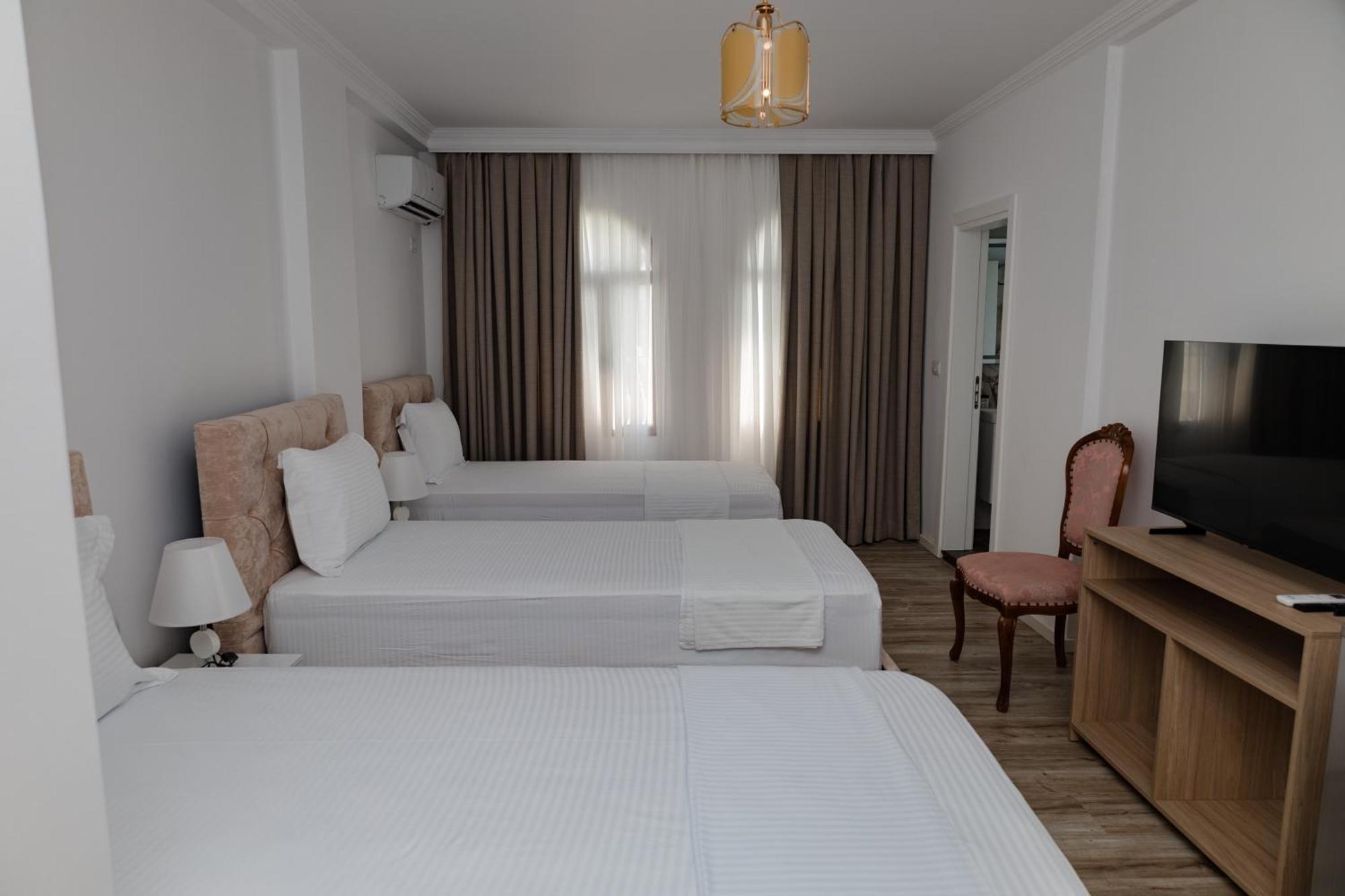 Riviera Hotel-City Center Vlorë Buitenkant foto